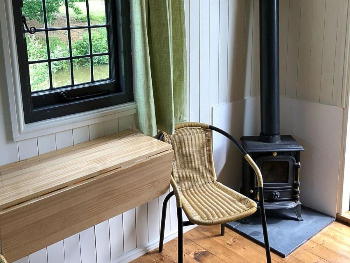 Snug & Secluded Lakeside Shepherds Hut 'Carp' Ъкфийлд Екстериор снимка