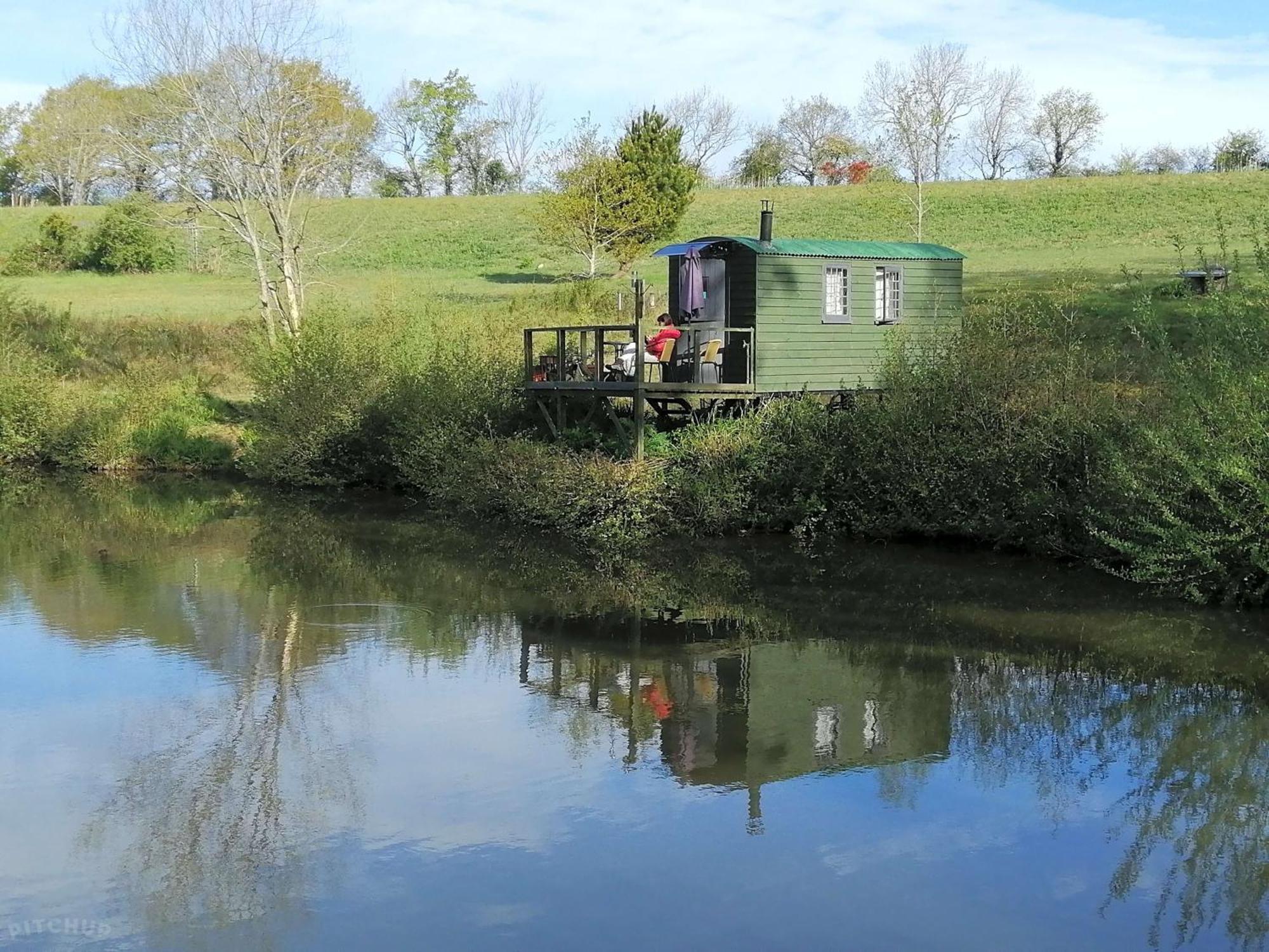 Snug & Secluded Lakeside Shepherds Hut 'Carp' Ъкфийлд Екстериор снимка